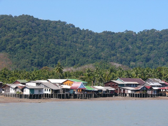 Ban Si Raya village from water